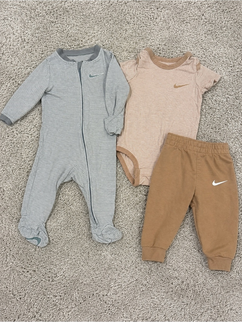 Nike Baby Boy 3 Piece Outfit Set 6M Sleeper Bodysuit Joggers Neutral